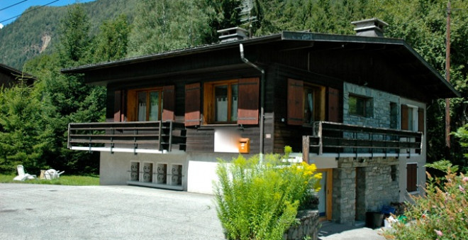 REF 12 Grand Chalet sur terrain de 1500 m2 face au Mont Blanc, beau potentiel