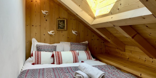 CHALET EIGER - HOUSE DIVIDED INTO THREE APARTMENTS - CHAMONIX