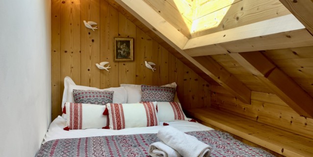 SOUS OFFRE  CHALET EIGER - MAISON DIVISEE EN TROIS APPARTEMENTS -  CHAMONIX